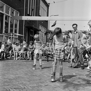 128474 Afbeelding van het buurtfeest in de Bloemstraat te Utrecht, met links op de achtergrond de School voor ...